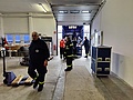 Mehrere Personen entladen einen LKW in eine Halle.